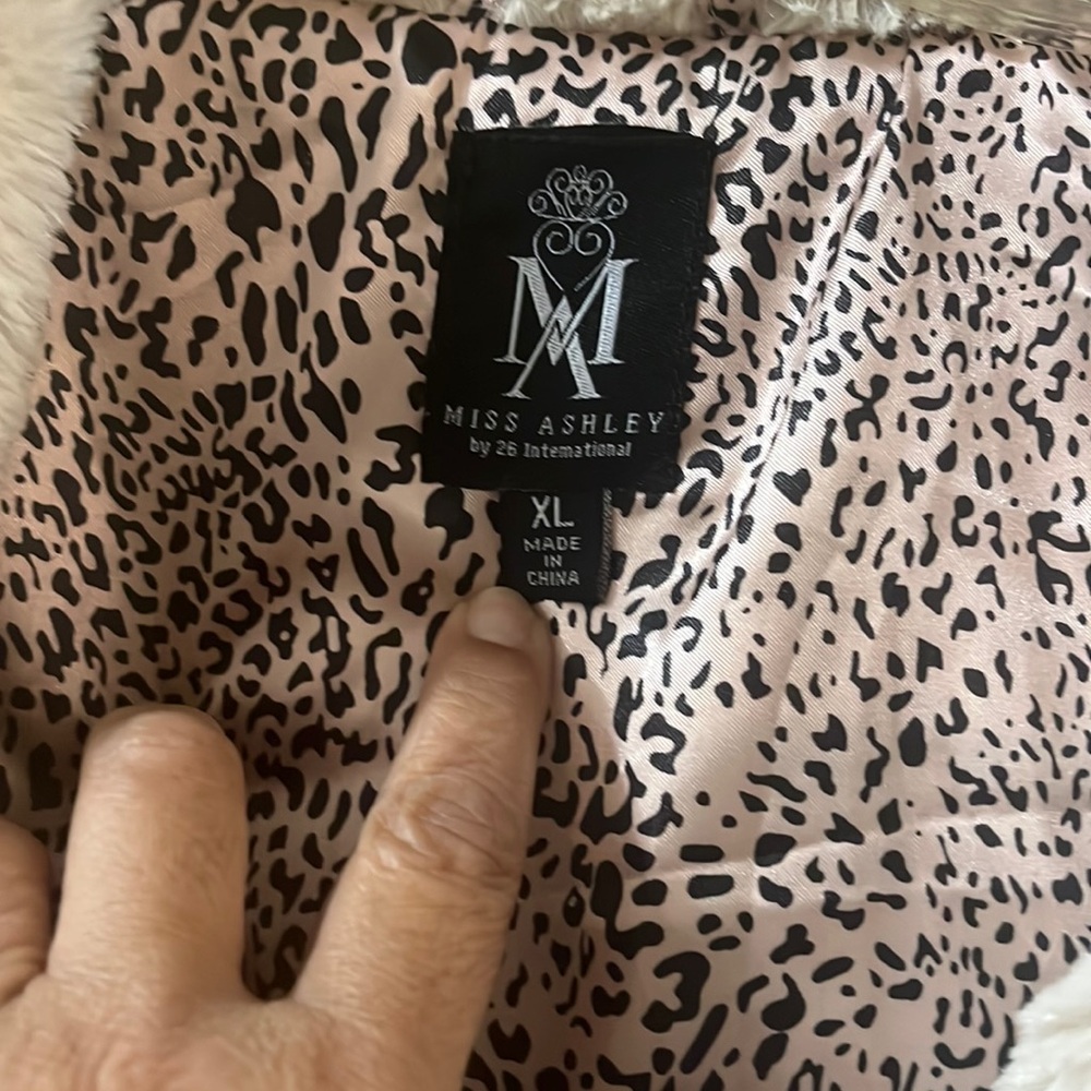 Ladies faux fur vest , metal zipper , lined in silk.